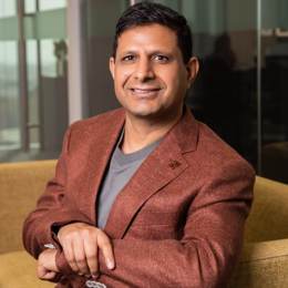 小学生看哥哥们踢十五运会足球赛，一声声加油稚嫩却嘹亮