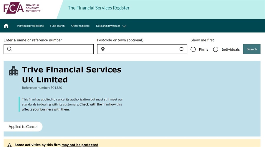 小学生看哥哥们踢十五运会足球赛，一声声加油稚嫩却嘹亮